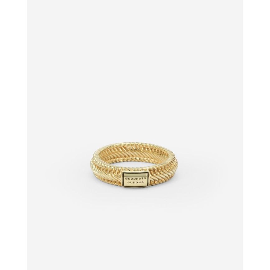 De Edwin collectie is een van de meest populaire ontwerpen en ook verkrijgbaar in de vorm van deze prachtige ring. De Edwin Mini Ring is gedetailleerd met een krachtige uitstraling. Met zijn fijne textuur en breedte is deze ring geschikt voor iedereen. Ontworpen in Amsterdam en handgemaakt in Zuid-Oost Azië van gerecycled zilver met een premium goudlaag van 3.0 micron. De laag goud is gemiddeld 5 maal dikker dan reguliere gold plated items en gemaakt van 18-karaat goud.