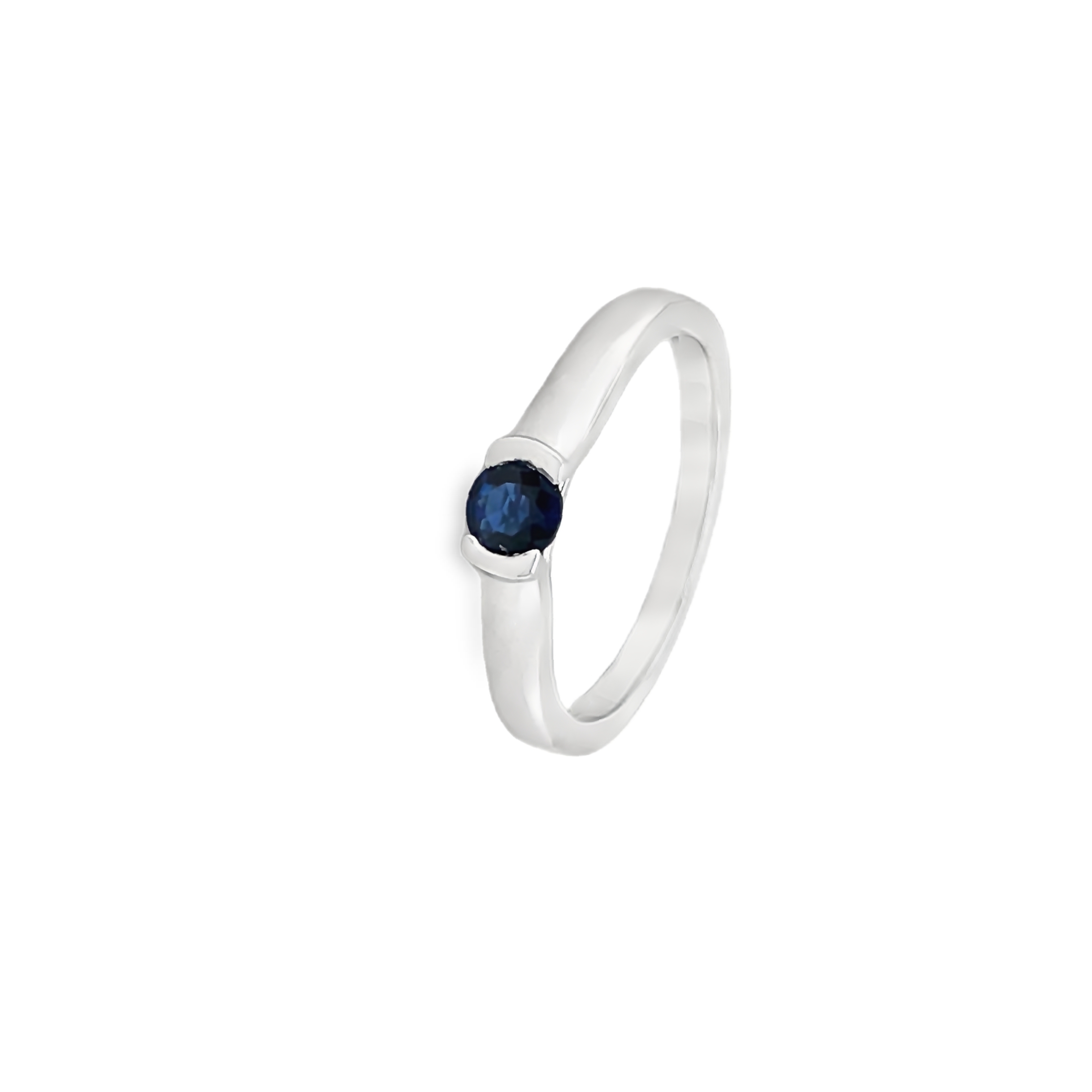 Prachtige 18krt witgouden ring uit de Romance collection By R&C.
een korenbloemblauwe saffier gezet in een tulpvormige zetting 

