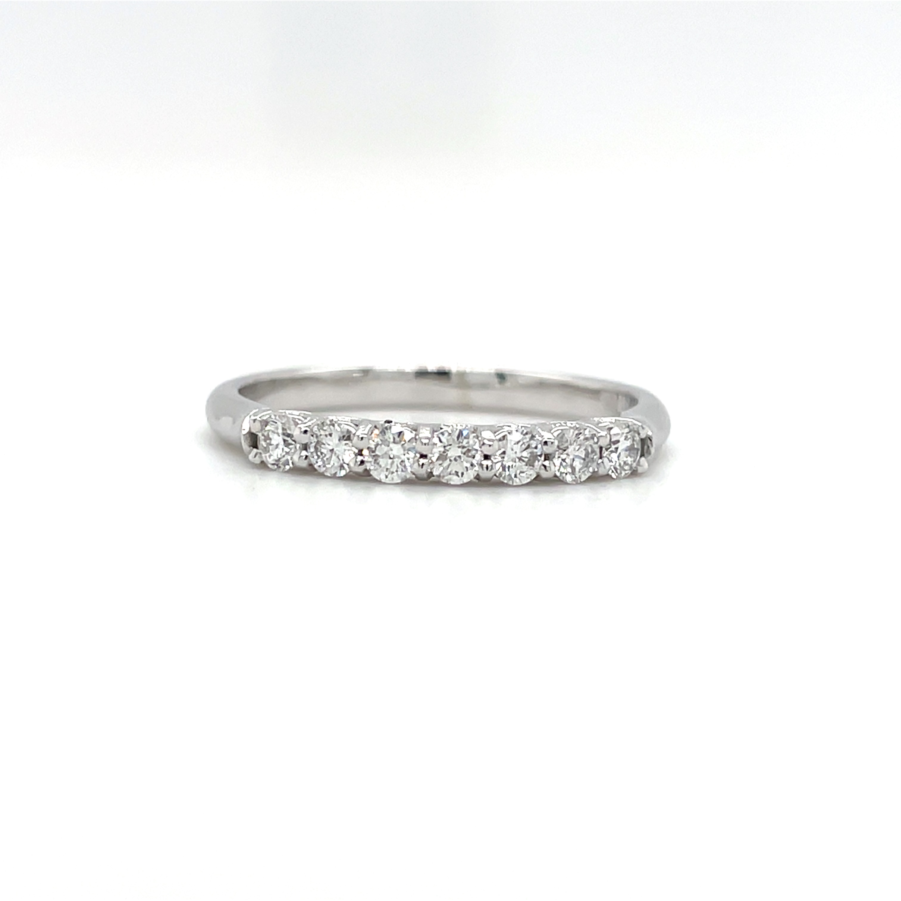 Witgouden ring uit de Romance Collection By R&C met 7 diamanten van 0.05 Crt
Zuiverheid Stenen: SI3 
Steen Kleur: wesselton 
