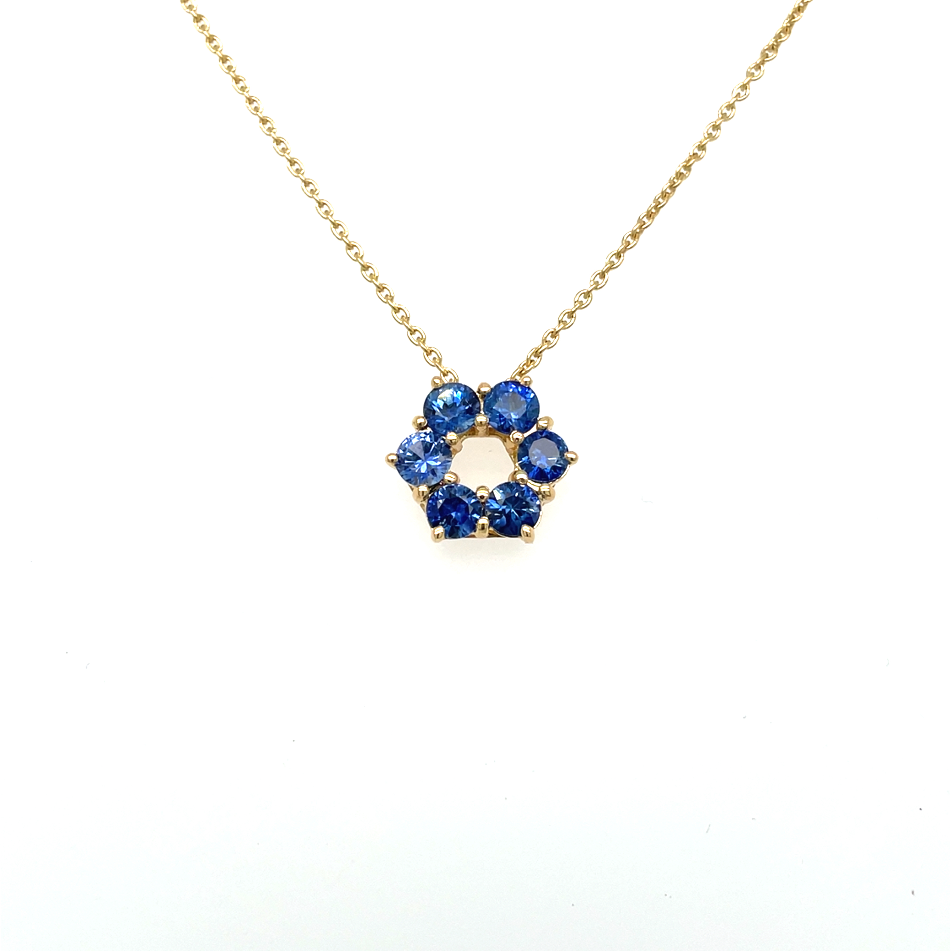 Prachtig collier uit de Romance Collection By R&C 
model Star bezet met 6 x natuurlijke blauwe saffier in geel goud 18krt