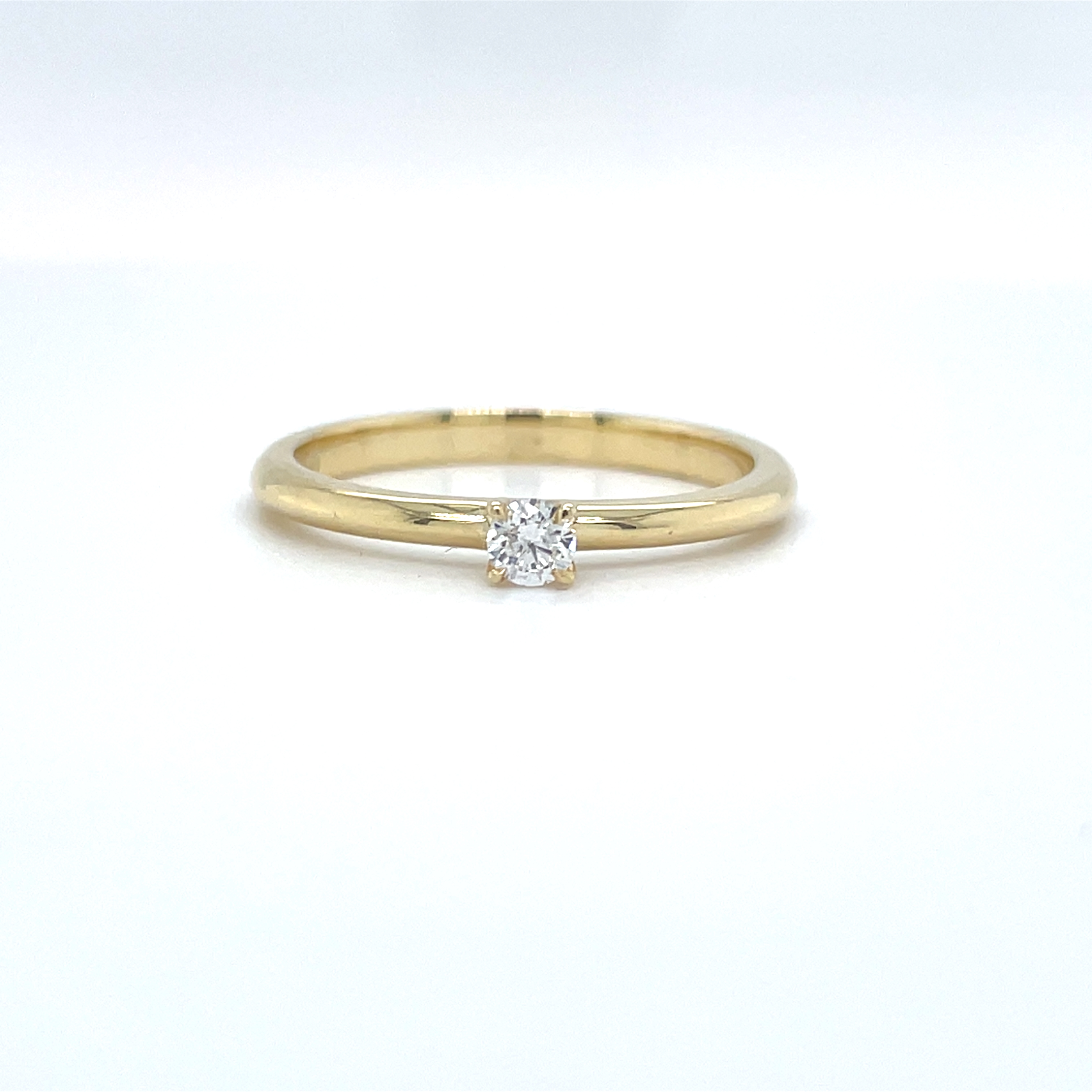 Geelgouden solitaire ring uit de miss Spring collectie,
met een diamant van 0,10 Carat 
Zuiverheid steen: Pikee
Steen kleur: Wesselton 