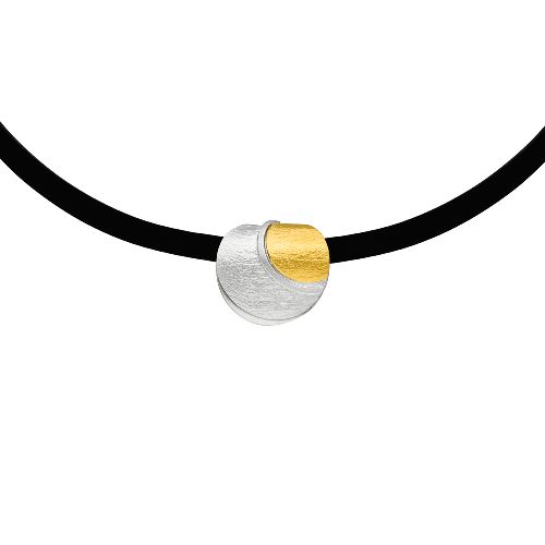Der Halsschmuck besteht aus einem schwarzen Kautschukband und einem Anhänger in Silber und Gold. Das elegante und vielseitige Schmuckstück kann zu verschiedenen Outfits sehr gut getragen werden.