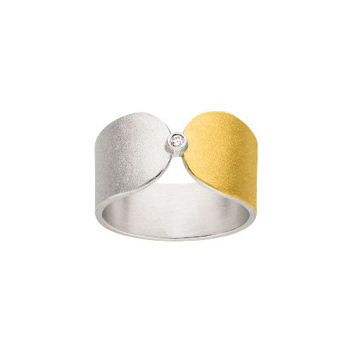 Dieser Ring besteht aus Silber und Gold und hat einen Brillanten mit einem Gewicht von 0,03 Karat. Dieses Schmuckstück lässt sich perfekt alleine oder zusammen mit anderen Ringen tragen und passt zu jeder Gelegenheit, sei es im Alltag oder bei besonderen Anlässen. Zeigen Sie Ihre Eleganz mit diesem atemberaubenden Ring in Größe 57