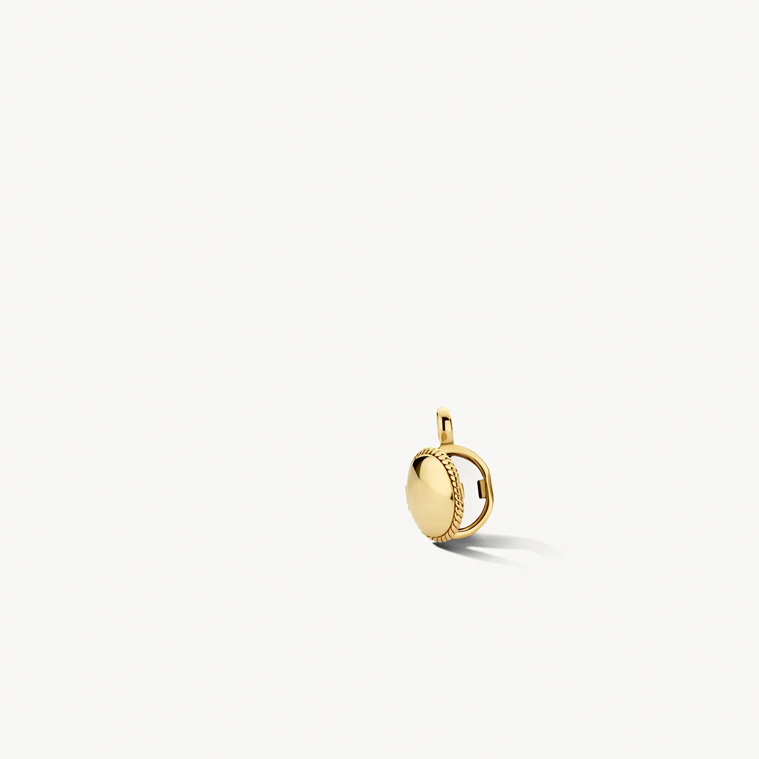 Dit klassieke, ovalen 14k geelgouden medaillon heeft een speelse kabeldecoratie. Aan de binnenzijde zit een zilveren plaatje waar je een naam of datum in kunt graveren. Het medaillon heeft een lengte van 13 mm en een breedte van 8.6 mm. Een prachtig geschenk voor een moeder, geliefde of dierbare vriendin.