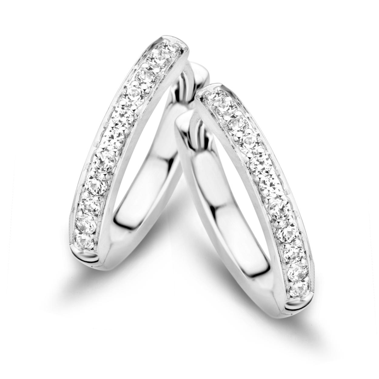 Deze prachtige Moments klapoorringen zijn gemaakt van hoogwaardig zilver en voorzien van sprankelende zirkonia stenen. De oorbellen hebben een tijdloos en elegant design dat perfect is voor elke gelegenheid. Je kunt ze zowel casual als chic dragen, waardoor ze veelzijdig zijn. Combineer ze met andere zilveren sieraden voor een complete look. Een absolute must-have voor je sieradencollectie!