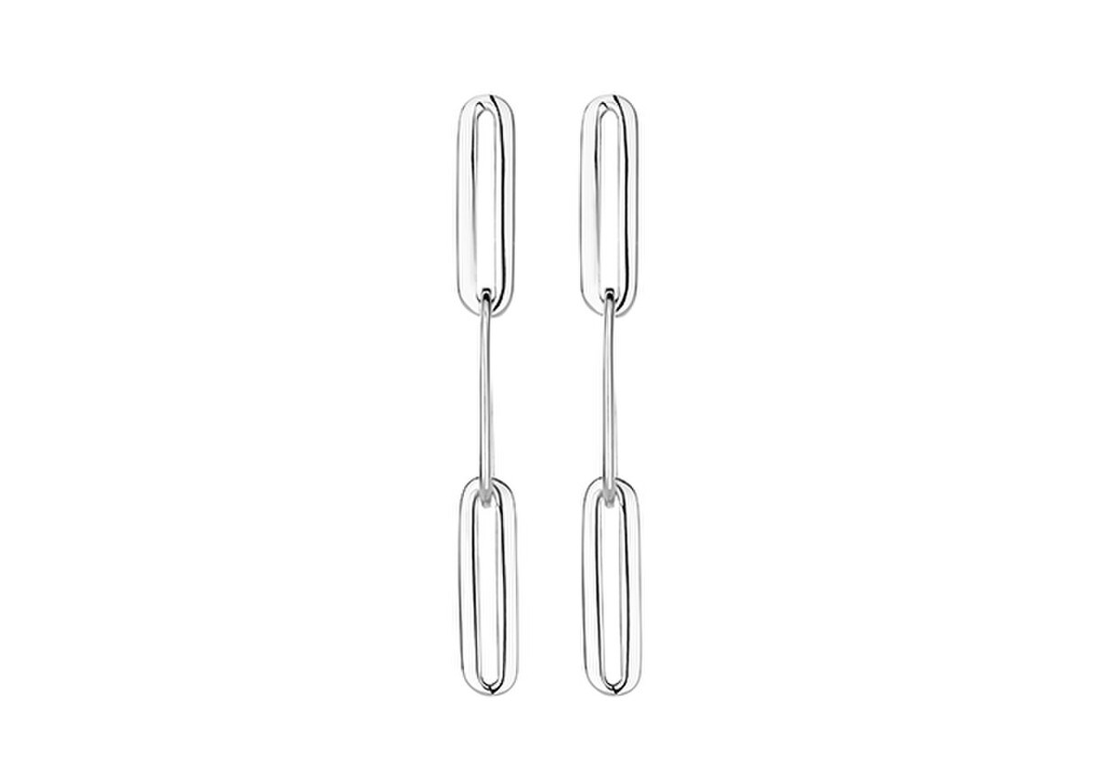 Deze prachtige Moments Oorbellen hebben een uniek ontwerp geïnspireerd op de paperclip. Ze zijn gemaakt van hoogwaardig materiaal en hebben een glanzende afwerking. De oorbellen zijn veelzijdig en kunnen zowel casual als chic gedragen worden. De beste manier om ze te dragen is om ze te combineren met een strakke paardenstaart en een minimalistische outfit voor een moderne uitstraling. Voeg deze elegante oorbellen toe aan je sieradencollectie voor een stijlvolle touch!