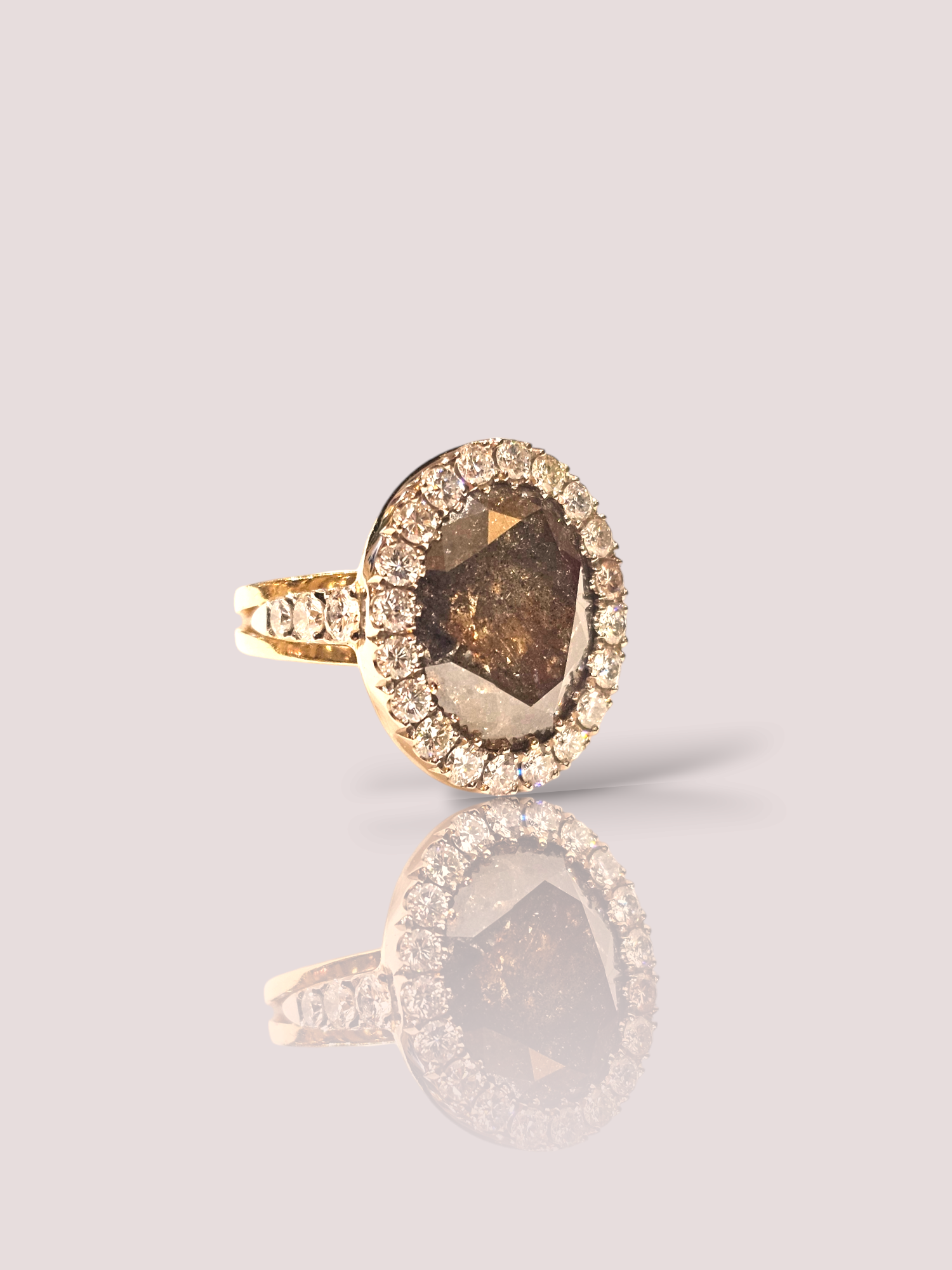 Deze prachtige 14k geel gouden ring heeft een 15k diamanten center steen en is omringd door glinsterende diamanten, waardoor het een opvallend sieraad is. De ring is perfect voor speciale gelegenheden of als luxe everyday accessoire. Draag deze ring solo voor een elegante look of combineer met andere gouden sieraden voor een chique uitstraling. Voeg dit unieke juweel toe aan je collectie voor een vleugje glamour.

Deze diamant is zeer bijzonder en is maar liefst 18,24 bij 15 mm met prachtige natuurlijke insluitsels. De ring weegt 19,36 gram.