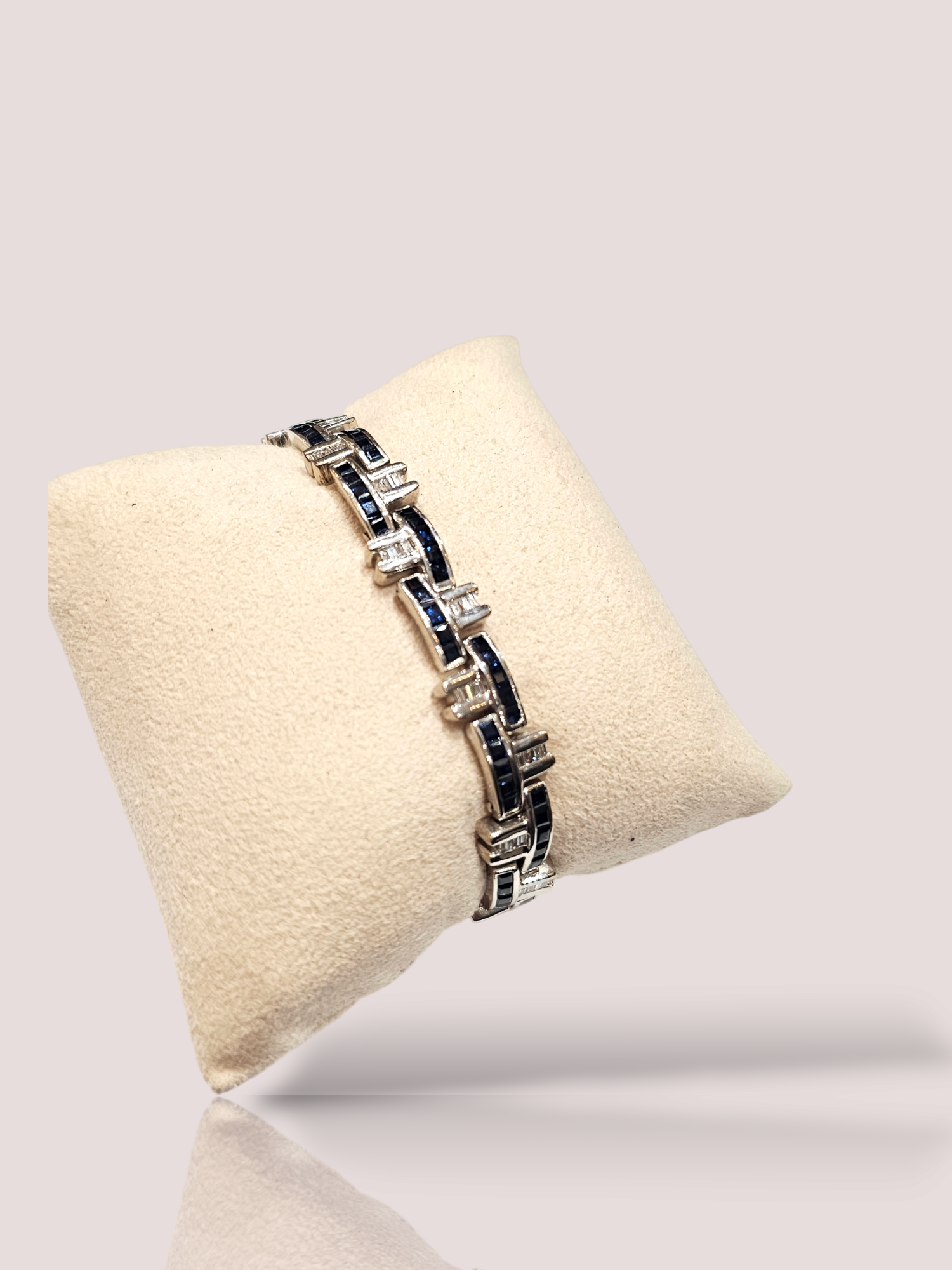 Deze vintage 18k wit gouden armband is versierd met 99 prachtige saffieren en maar liefst 80 baguette geslepen diamanten, waardoor het een echte eyecatcher is. Het perfecte accessoire voor een speciale gelegenheid of gewoon voor dagelijks gebruik. Draag deze armband alleen, gelaagd met andere armbanden of samen met bijpassende sieraden voor een complete look. Een tijdloos stuk dat elke outfit een vleugje glamour geeft.

De armband is 18 cm lang en weegt 35,85 gram.