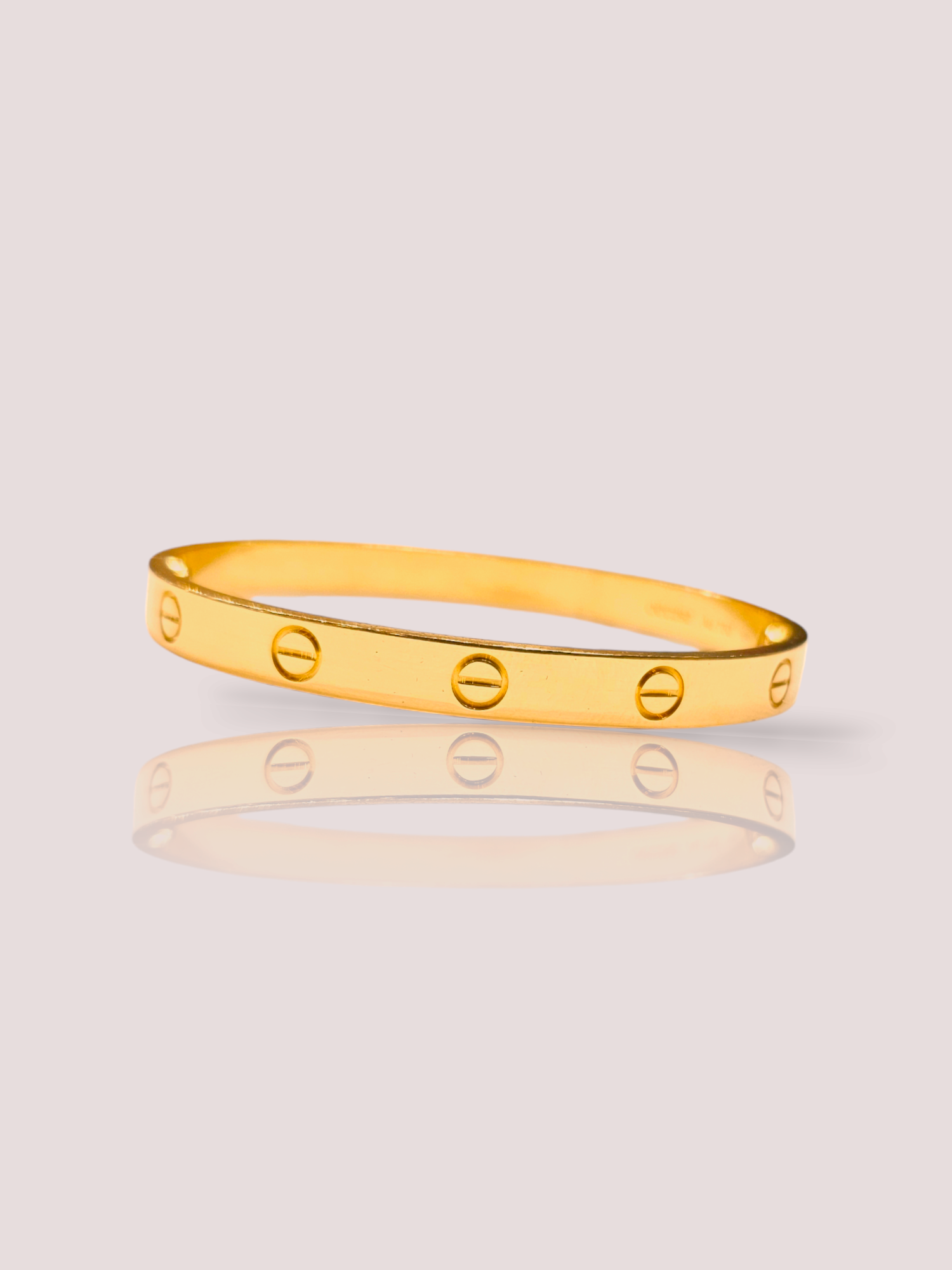 Deze vintage 18k geel gouden Cartier Love armband in maat 17 is een tijdloos juweel met een elegant design. De armband is voorzien van de iconische schroeven en is perfect voor dagelijks gebruik of speciale gelegenheden. Draag het alleen als statement stuk of combineer het met andere armbanden voor een stacked look. De armband is een tijdloze toevoeging aan elke sieradencollectie.

De armband komt compleet met de originele Cartier doos en de massief gouden schroevendraaier. 