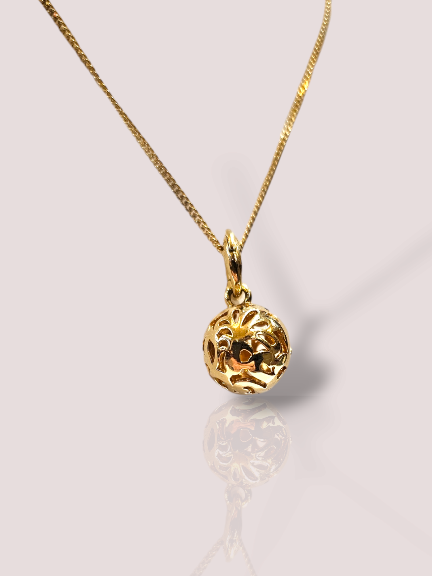 Deze vintage Tirisi 18k geel gouden bedelhanger heeft een prachtig gedetailleerd ontwerp. Het is perfect voor het toevoegen van een vleugje elegantie aan elke outfit. De hanger kan gedragen worden aan een dunne gouden ketting voor een klassieke look, of aan een leren koord voor een meer casual uitstraling. Geef je sieraden collectie een upgrade met deze tijdloze schoonheid!

De bolhanger is 1,3 cm