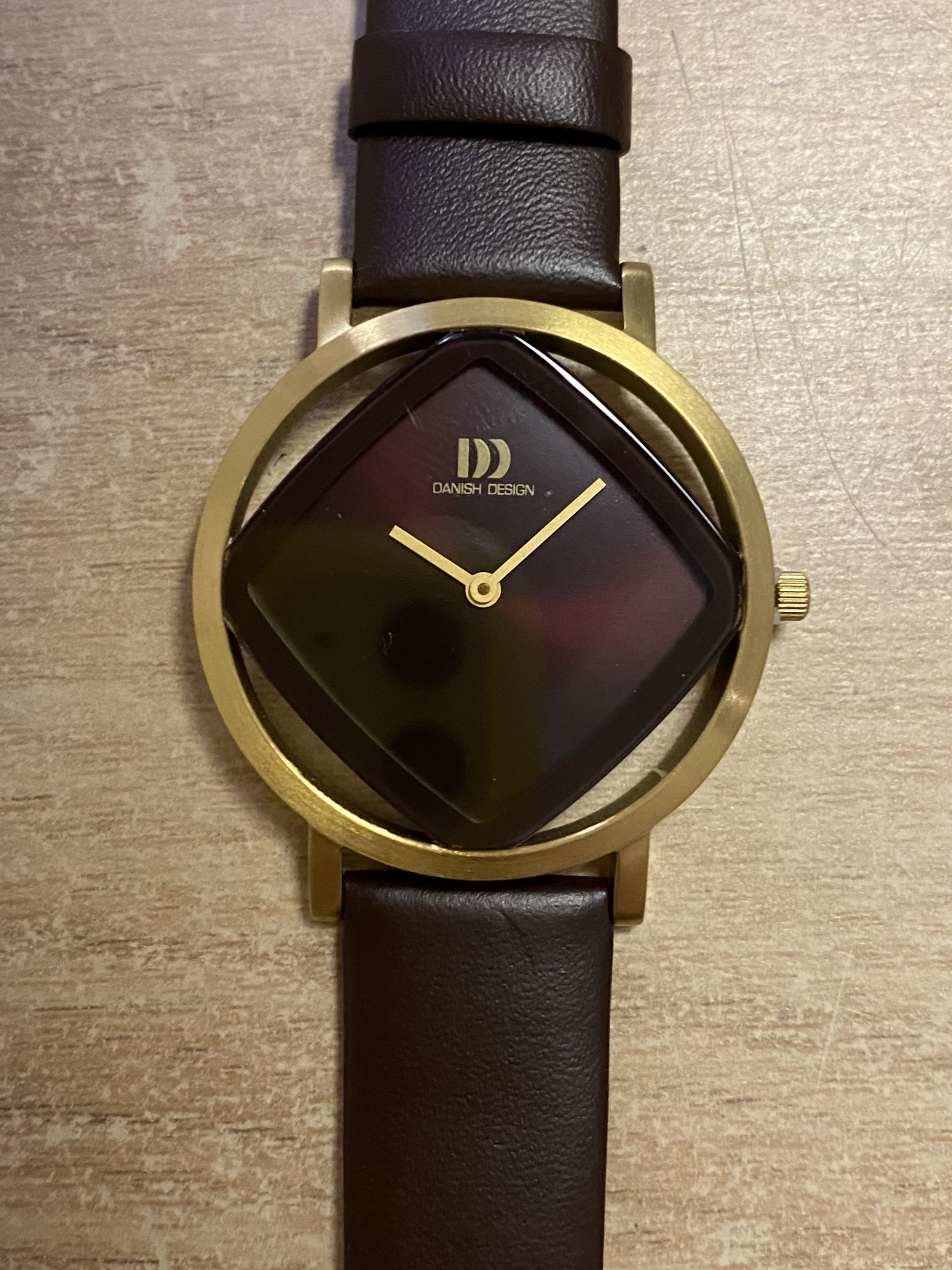 Dit is een horloge van het merk Danish Design gemaakt voor dames.
De specificaties zijn als volgt:
Kastmaat: 34 mm
Bandlengte: 190
Bandbreedte: 16
Waterdichtheid: 3 ATM / 30 Meter / 100 Feet