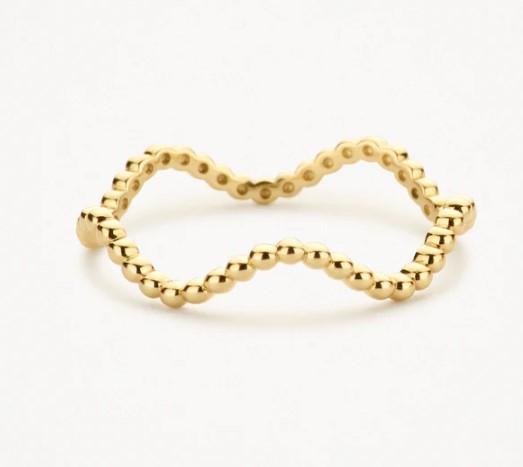 Het golvende ontwerp met bolletjes maakt een echte eyecatcher van deze 14k geelgouden ring. De band heeft een doorsnede van 1,3 mm. De ring is opvallend genoeg om alleen te dragen maar ook heel mooi te matchen met andere (aanschuif)ringen uit onze collectie.