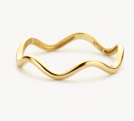 Deze prachtige blush gouden aanschuifring in maat 54 is een elegante toevoeging aan elke sieradencollectie. De ring is gemaakt van 14-karaats goud en heeft een subtiele glans die perfect is voor dagelijks gebruik of voor speciale gelegenheden. Draag deze ring alleen voor een minimalistische look of combineer hem met andere ringen voor een trendy stapel-effect. Deze veelzijdige ring is een must-have accessoire voor elke fashionista!
