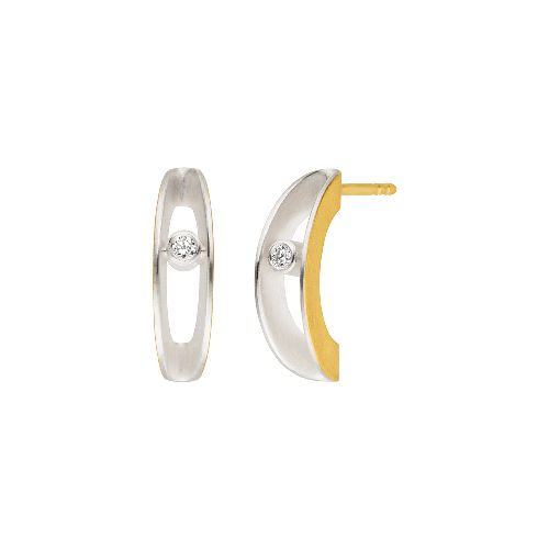 Diese Ohrstecker sind aus Silber und Gold 900 gefertigt und verfügen über einen funkelnden Brillanten mit 0,03 Karat. Sie lassen sich vielseitig kombinieren und verleihen jedem Outfit einen eleganten Touch. Tragen Sie sie alleine für einen dezenten Look oder kombinieren Sie sie mit anderen Ohrringen für einen individuellen Style. Diese Ohrringe sind ein zeitloses Accessoire für jeden Anlass.