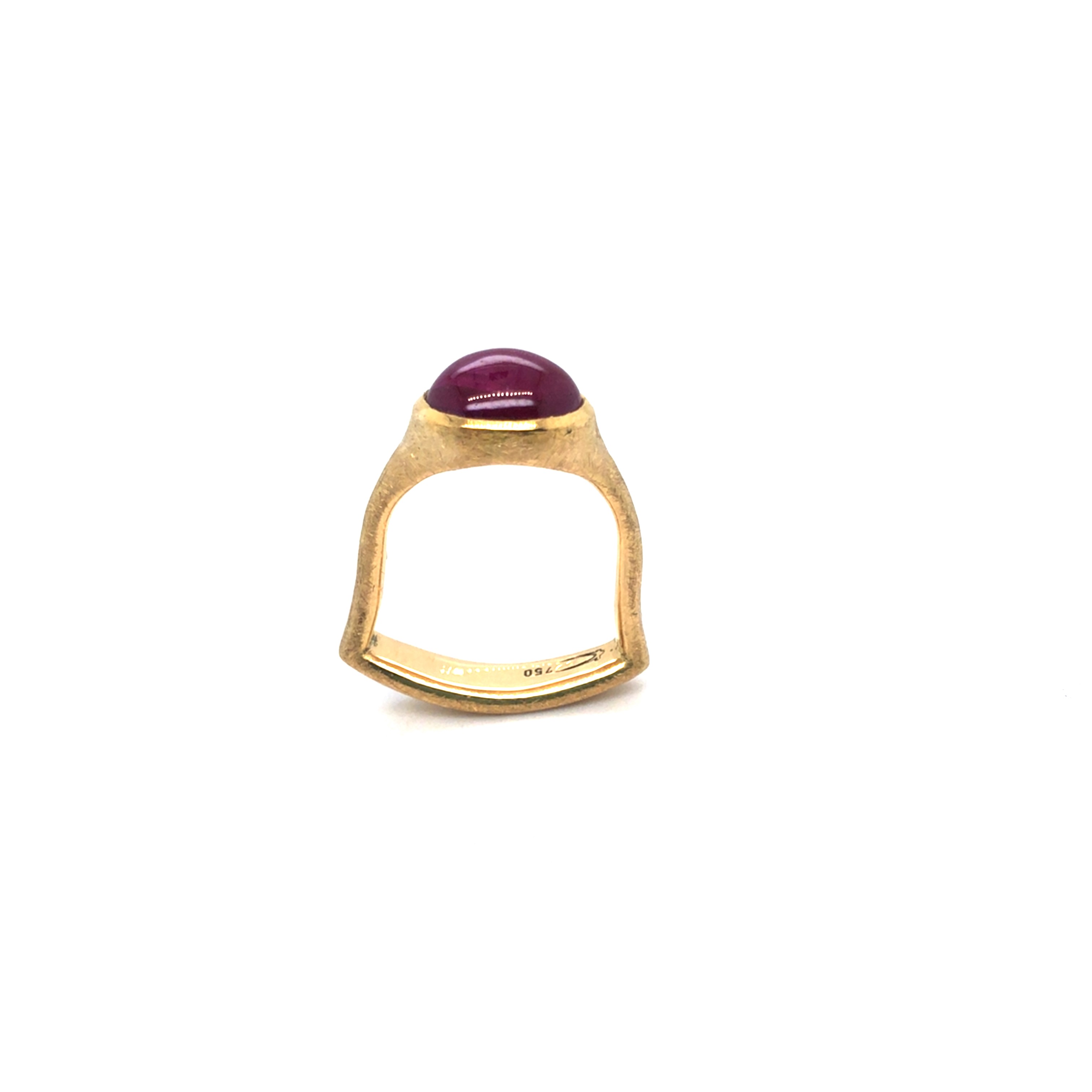 Dieser Rubinring ist ein elegantes Schmuckst&uuml;ck mit einem unbehandelten Rubin Cabochon als zentralem Edelstein. Der Ring ist in edlem Gold 750 gefertigt. Die im unteren Bereich kantige Ringschiene &uuml;berrascht mit einem sehr komfortablen Tragegef&uuml;hl und bewirkt eine stets zentrierte und ausbalancierte Position des Ringes am Finger. Tragen Sie den Rubinring am besten als Statement-Piece am Ring- oder Mittelfinger. Ein zeitloser Klassiker f&uuml;r jeden Anlass.