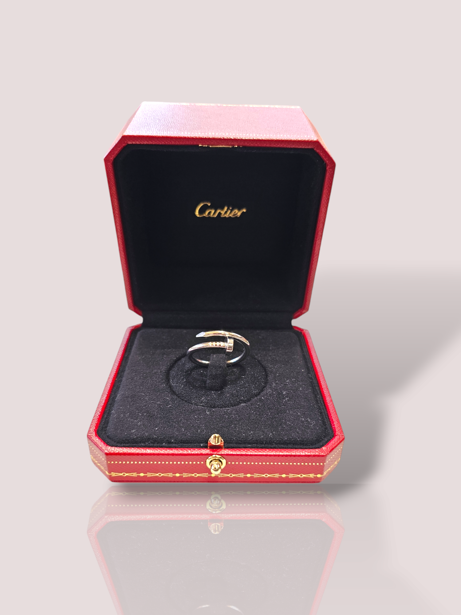 Deze Vintage 18k wit gouden Cartier Juste un Clou ring is een tijdloos en elegant sieraad dat perfect is om elke outfit op te fleuren. Het unieke ontwerp van de spijker maakt het een statementstuk dat subtiel en toch opvallend is. Draag deze ring alleen voor een minimalistische look, of combineer het met andere gouden accessoires voor een chique uitstraling.

Deze ring komt compleet met de originele Cartier doos. 