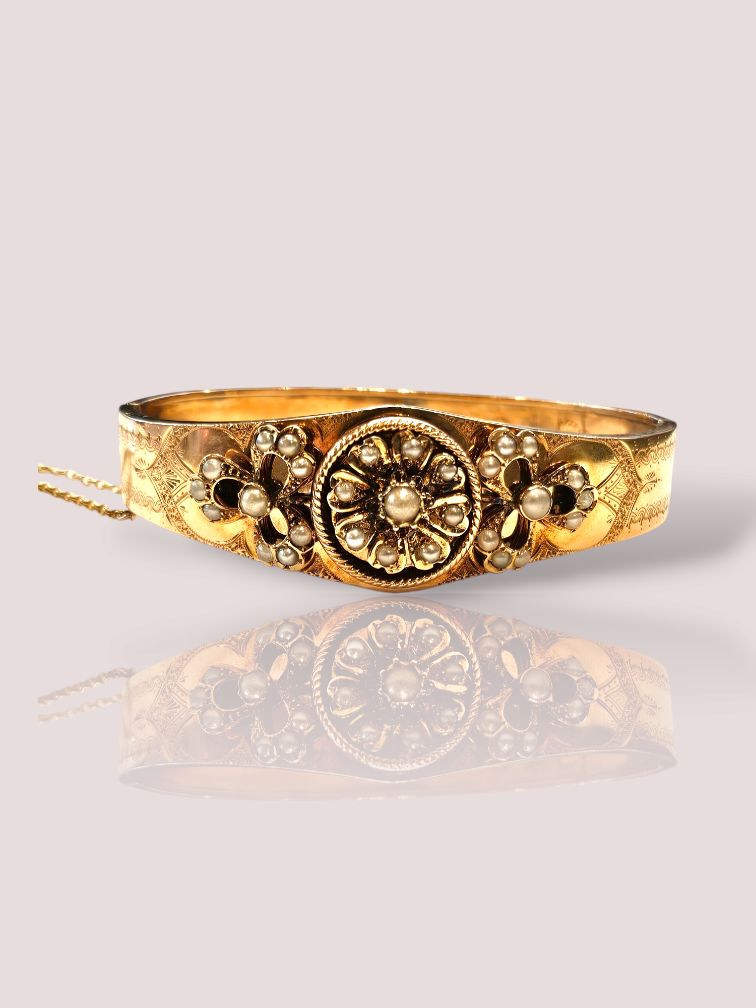 Deze prachtige Victoriaanse armband is gemaakt van 14k roségoud en dateert uit 1880. De armband is gedetailleerd versierd met elegante ornamenten en 29 parels en is een uniek stuk voor liefhebbers van antieke sieraden. Draag deze armband alleen voor een subtiele touch of combineer hem met andere roségouden sieraden voor een gelaagde look. Een tijdloos accessoire dat elke outfit verfraait.