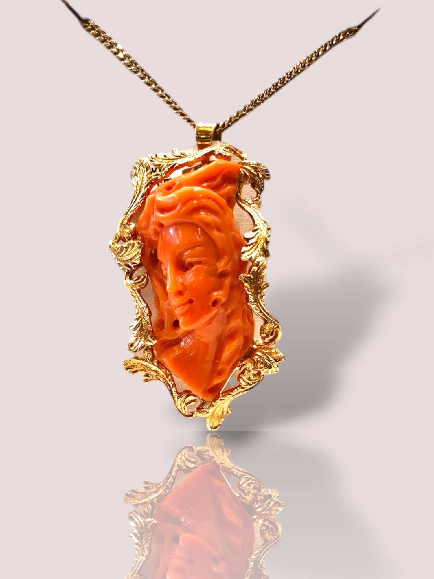 Deze vintage 18k geel gouden hanger is versierd met een prachtig beeld van een vrouw in bloedkoraal. De hanger straalt elegantie en schoonheid uit en voegt een vleugje luxe toe aan elke outfit. Draag deze hanger als statement piece aan een gouden ketting voor een verfijnde uitstraling. Een tijdloos en uniek stuk voor elke liefhebber van vintage sieraden. De hanger is 4 cm hoog en 2,5 cm breed. De kleur van het bloedkoraal kan in werkelijkheid afwijken van de foto.