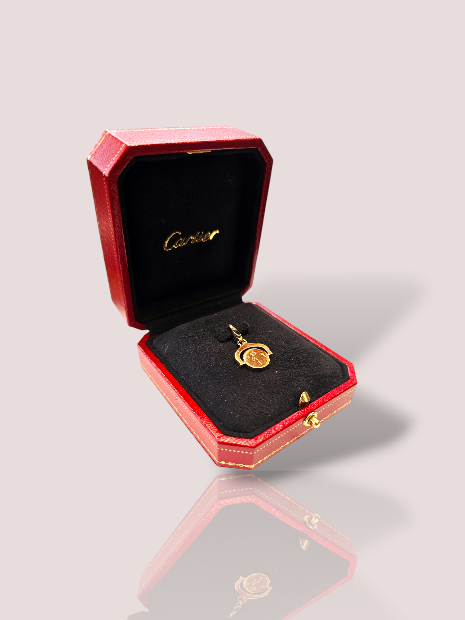 Deze prachtige vintage 18k geel gouden Cartier love hanger is een tijdloos stuk dat elegantie en stijl uitstraalt. Het hanger heeft een uniek ontwerp dat perfect is voor dagelijks gebruik of speciale gelegenheden. Draag het aan een mooie gouden ketting voor een chique en verfijnde uitstraling. Perfect om cadeau te geven aan jezelf of een geliefde!

De hanger is 1,5 cm hoog heeft een draaiend medaillon waardoor I love you te lezen is. Kortom een perfect cadeau voor een geliefde. 