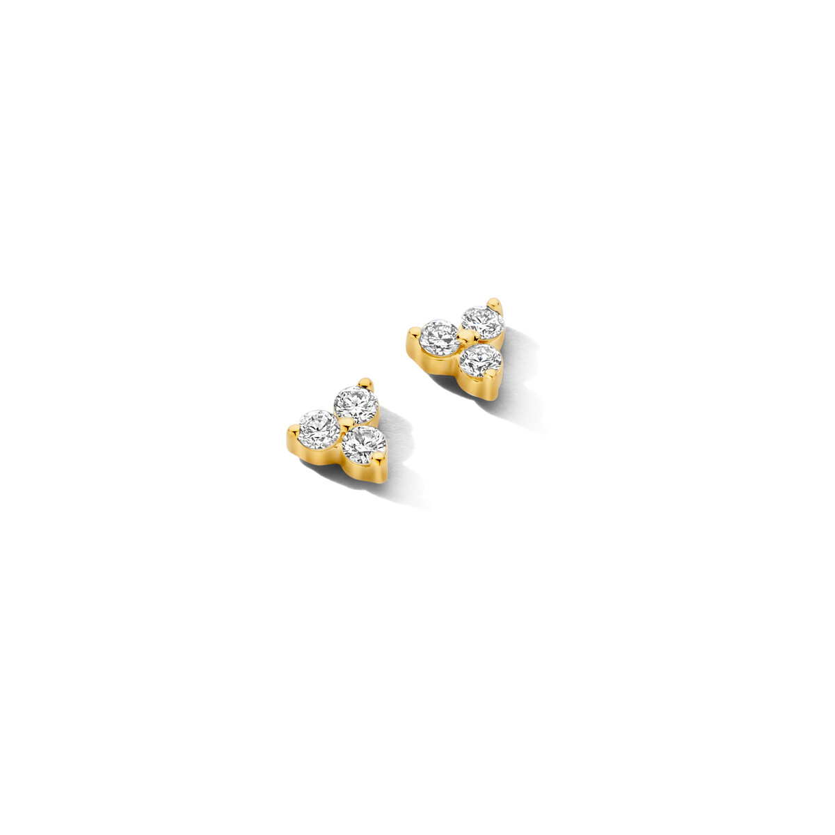 Deze prachtige oorbelstekers zijn gemaakt van 18 karaat geel goud en zijn voorzien van schitterende briljanten. De stekers zijn een tijdloze en elegante toevoeging aan elke outfit. Draag ze bij speciale gelegenheden voor een extra vleugje glamour, of draag ze dagelijks voor een luxe uitstraling. De oorbellen zijn ideaal om te gebruiken voor een 2de of derde gaatje. 