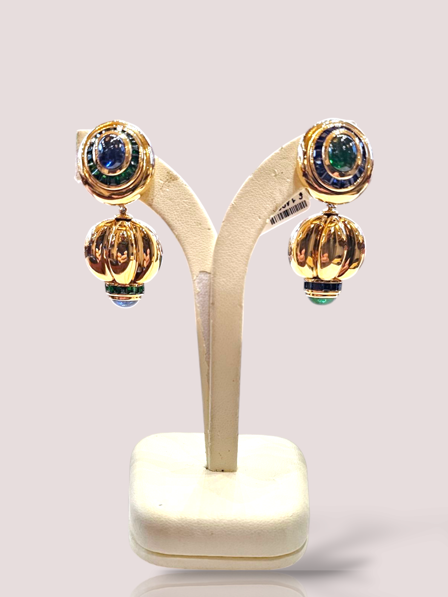 Deze prachtige vintage oorhangers zijn gemaakt van 18 karaat geel goud en hebben zowel saffier als smaragd edelstenen. De oorbellen zijn perfect voor dag en nacht en voegen een vleugje luxe toe aan elke outfit. Draag ze met je haar opgestoken om ze echt te laten opvallen, of laat ze subtiel glinsteren met je haar los. Een tijdloos stuk dat een aanwinst is voor elke sieradencollectie. Een leuk detail is dat de oorbellen afwisselend een smaragd dan wel een saffier als centre stone hebben. De oorbellen zijn 5 cm lang, waarbij de onderkant los gemaakt kan worden zodat de oorbellen ook als 'knop' gedragen kan worden. De oorbellen zijn dan 2,3 cm lang. De oorbellen zijn voorzien van een clip sluiting en wegen samen maar liefst 57,70 gram.

Bij deze oorbellen hebben we ook een bijpassende ring beschikbaar!