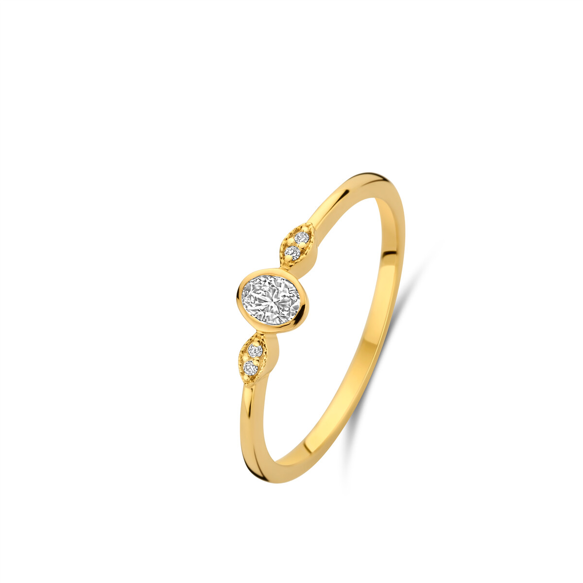 Deze prachtige gouden ring is voorzien van een schitterende ovale diamant, omringt door 2 fijne briljantjes. De ring heeft een elegante en tijdloze uitstraling, perfect voor dagelijks gebruik of voor speciale gelegenheden. Haal nu deze prachtige ring in huis en straal elke dag!