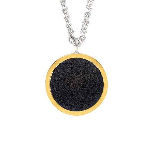 Diese wundersch&ouml;ne Zopfkette aus dunklem Kristallachat zeichnet sich durch ihre elegante Optik und hochwertige Verarbeitung aus. Die Kette ist ein zeitloses Schmuckst&uuml;ck, das zu jedem Outfit passt. Tragen Sie sie alleine f&uuml;r einen dezenten Look oder kombinieren Sie sie mit anderen Ketten f&uuml;r einen trendy Layering-Effekt. Diese Kette sollte in keiner Schmucksammlung fehlen!