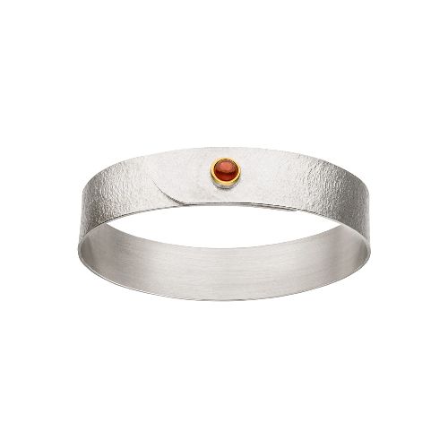 Der Armreif ist aus Silber 925 mit einem Grant in Gold gefasst gefertigt und besticht durch seine zeitlose Eleganz. Dieses Schmuckstück ist einzigartig und verleiht jedem Outfit das gewisse Etwas. Tragen Sie den Armreif allein für einen dezenten Look oder kombinieren Sie ihn mit anderen Schmuckstücken für einen individuellen Style. Setzen Sie ein Statement und tragen Sie den Armreif mit Stolz.