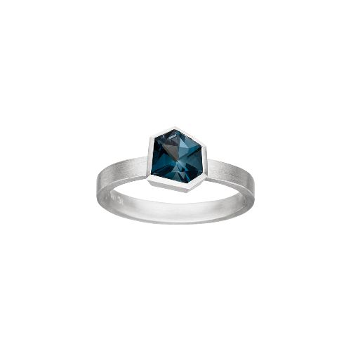 Dieser wundersch&ouml;ne Ring aus Silber mit einem London Blue Topas ist ein zeitloser Klassiker, der Eleganz und Stil verleiht. Der tiefe blaue Farbton des Topas verleiht diesem Schmuckst&uuml;ck eine edle Note. Tragen Sie diesen Ring alleine als auff&auml;lliges Statement oder kombinieren Sie ihn mit anderen Schmuckst&uuml;cken f&uuml;r einen individuellen Look. Ein Must-Have f&uuml;r jede Schmucksammlung!
