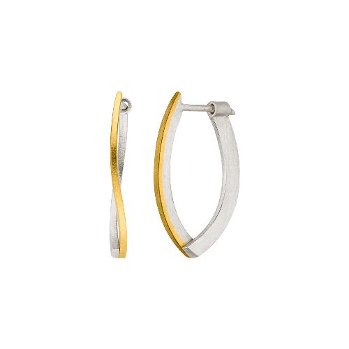 Diese bicolor Creole in Silber und Gold 900 ist ein echter Blickfang mit seinem schlichten Design. Er ist perfekt für besondere Anlässe oder um Ihrem Alltagslook einen Hauch von Glamour zu verleihen. Tragen Sie ihn einzeln für einen subtilen Look oder kombinieren Sie ihn mit anderen Ohrringen für einen trendigen Stil. Ein Must-Have für jede Schmucksammlung!