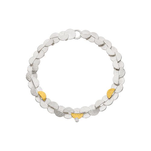 Dieses Armband aus mit Gold 900 gelötetem Silber besticht durch einen funkelnden Brillanten mit 0,03 Karat. Das filigrane Design verleiht jedem Handgelenk eine elegante Note. Tragen Sie dieses Schmuckstück allein für einen dezenten Look oder kombinieren Sie es mit anderen Armbändern für einen individuellen Stil. Egal ob im Alltag oder zu besonderen Anlässen, dieses Armband ist immer ein echtes Highlight.