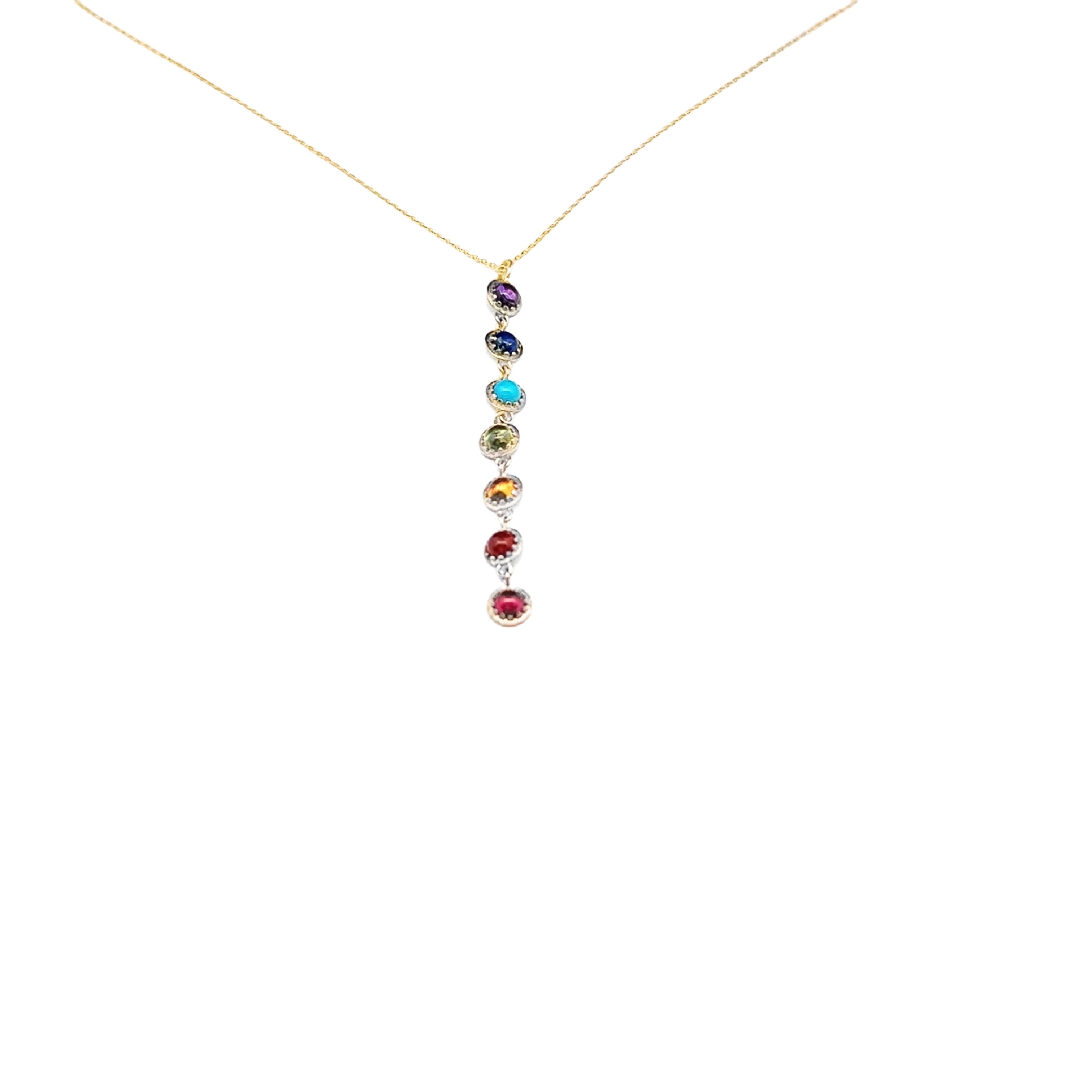 Dieses Juwel ist ein einzigartiger Mix aus Weißgold und Gelbgold mit edlen Edelsteinen. Es besticht durch seine vielseitige Kombination und sein strahlendes Design. Tragen Sie es als elegantes Accessoire zu verschiedenen Outfits und Anlässen. Betonen Sie Ihre Persönlichkeit und machen Sie Ihren Look komplett mit diesem exquisiten Schmuckstück. Ein Must-Have für jede modebewusste Frau!