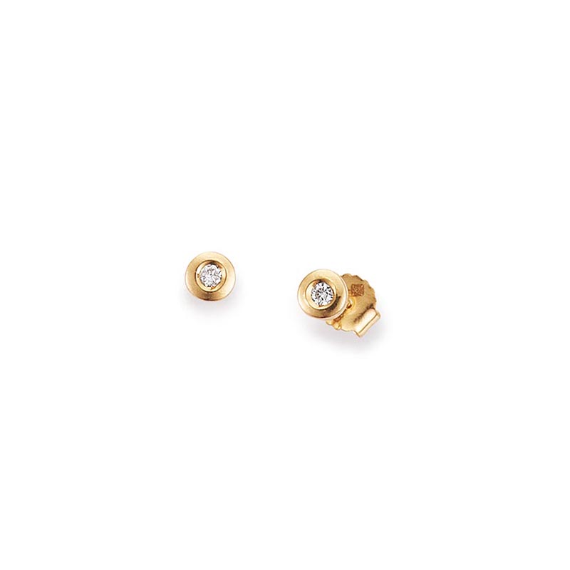 Gouden oorstekers met 0.05 ct briljant in gladomzetting.