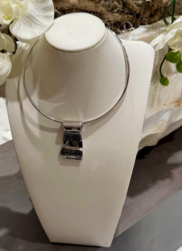 Exclusief 925 zilveren spang collier met daaraan een massief 925 zilveren ornament van 57 x 30 mm. Ontworpen door Elisabeth Landeloos.