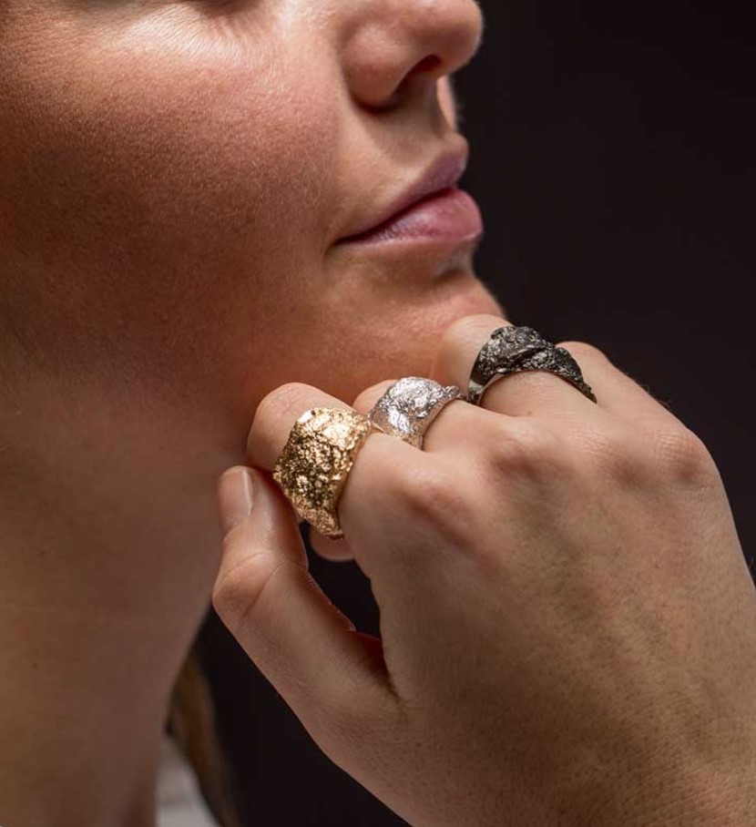 Bijzondere steenvormige Sanjoya ring van verguld gediamanteerd 925 zilver, onregelmatig van vorm en schitterend aan de vinger. 
