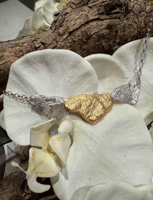 925 zilveren tweekleurig zilveren staanvormig collier, 3 ornamenten aan Jassaron ketting.