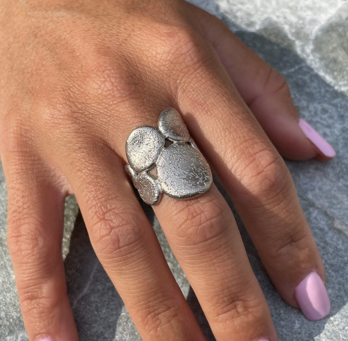 925 zilveren Sanjoya ring met zilveren mat bewerkte ovalen.