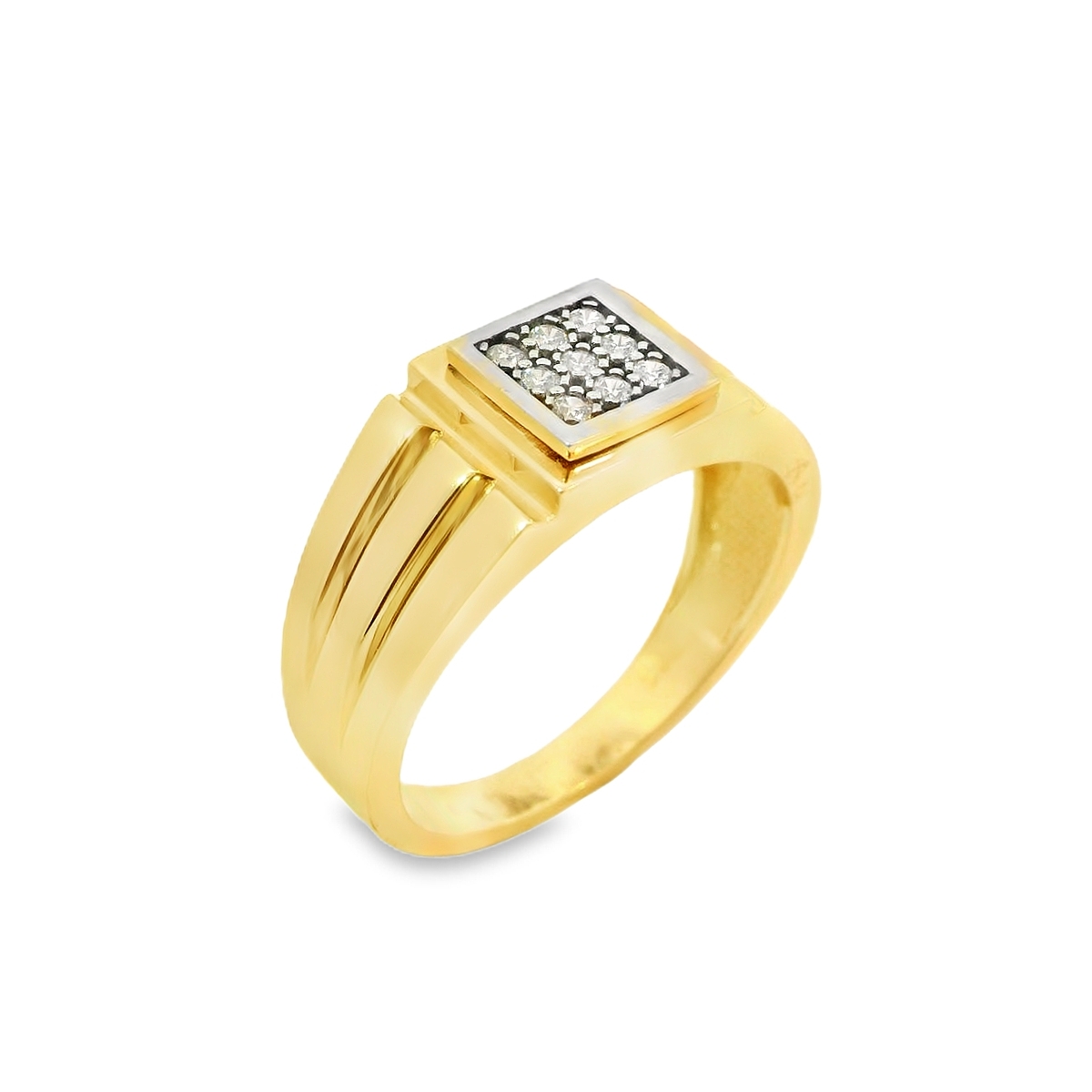 Deze prachtige bicolor gouden ring van 14 karaat is speciaal ontworpen voor heren en heeft een schitterende zirkonia steen. De ring is perfect om te dragen als alledaags accessoire of voor speciale gelegenheden. Combineer het met andere gouden sieraden voor een complete look. Met deze ring voeg je een vleugje luxe toe aan je outfit.
De ring is verkrijgbaar in meerdere afmetingen.