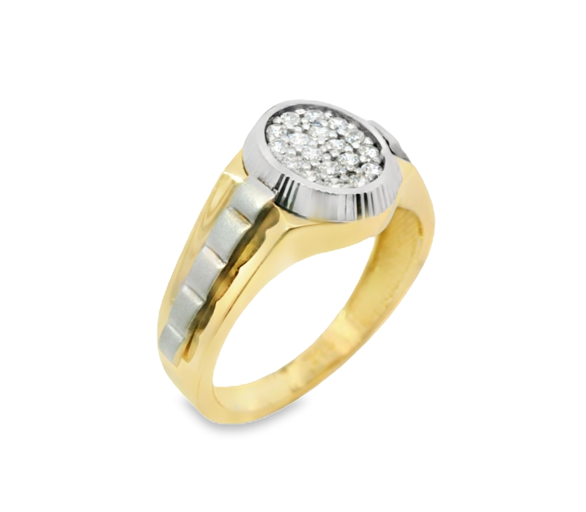 Deze prachtige 14 karaats bicolor gouden ring voor heren is voorzien van zirkonia stenen voor een extra sprankelende look. De ring is tijdloos en stijlvol, perfect voor elke gelegenheid. Draag hem alleen of combineer met andere sieraden voor een unieke uitstraling. Een must-have voor elke moderne man.
De ring is verkrijgbaar in meerdere afmetingen.