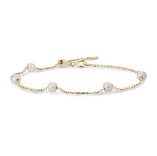 Dit product, modelnummer VGB035-18.5, is een verfijnde gouden armband van 18.5 cm, met een glanzende afwerking. Perfect voor een elegante uitstraling, zowel casual als formeel. Draag de armband apart voor een subtiele touch of combineer met andere sieraden voor een gelaagde look. Ideaal voor dagelijkse elegantie of speciale gelegenheden.