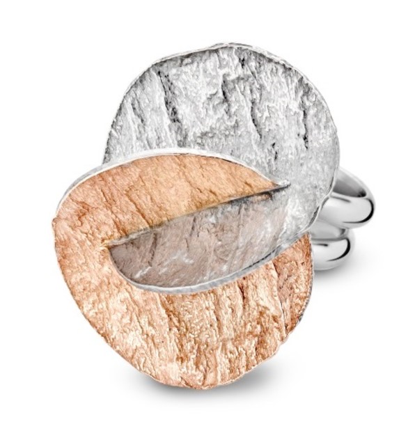 Grote, moderne 925 Zilveren ring met een matte bewerking en deels rose verguld.