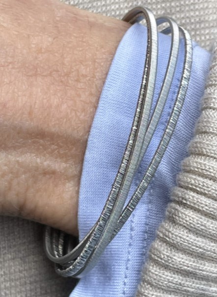 925 zilvren Sanjoya armband  gemaakt van 4 geribbelde draden met een klapsluiting. lengte 19 cm.