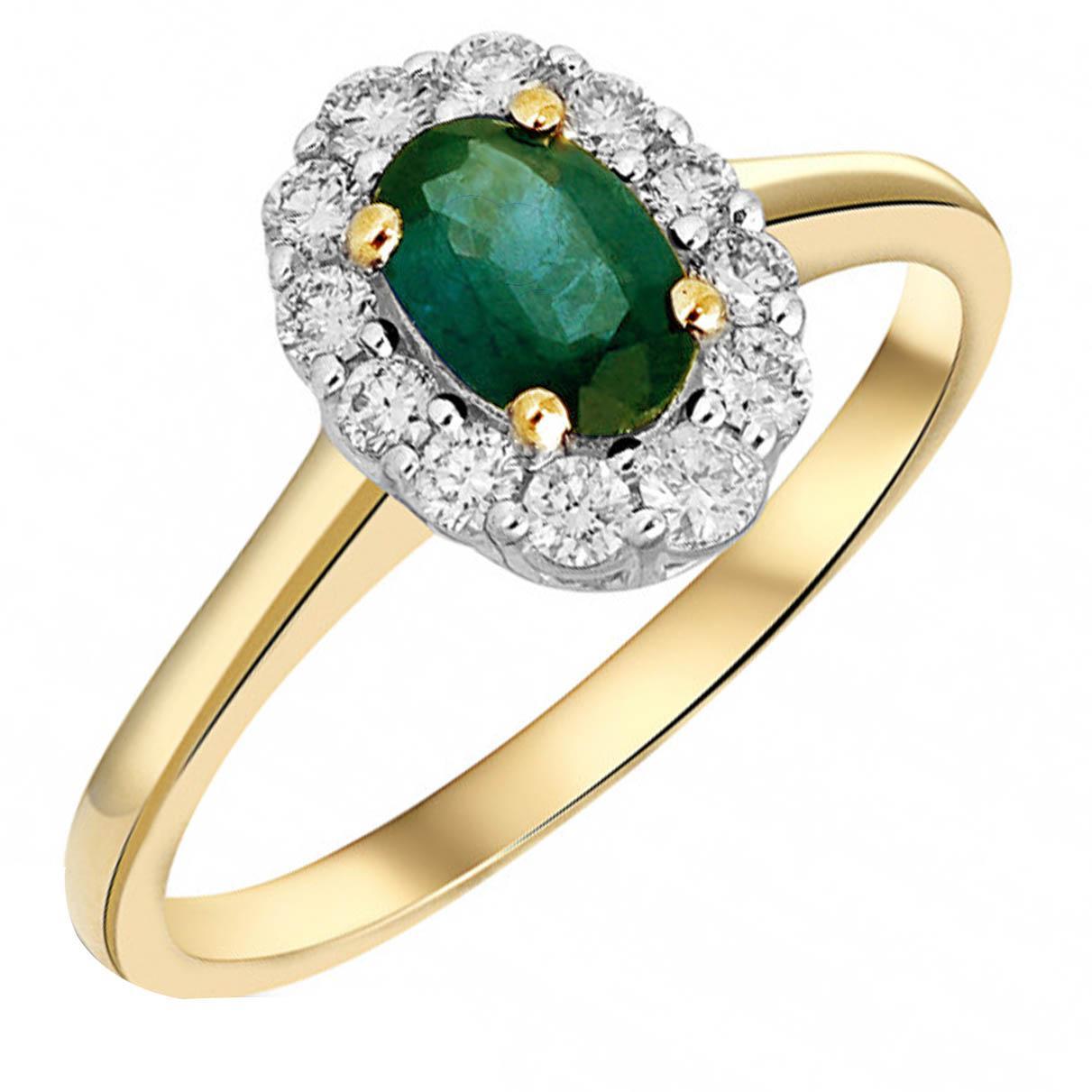 een 14 krt geelgouden entourage ring met smaragd middensteen  0.45 crt en daaromheen 12 diamantstenen briljant geslepen totaal 0.25 crt H SI.