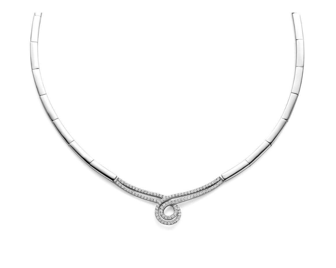 Gerhodineerd 925 zilveren collier uitgevoerd met zirkonia. Het collier heeft een draaglengte van 42cm en een extensie van 3cm. Uitgevoerd met karabijnsluiting.