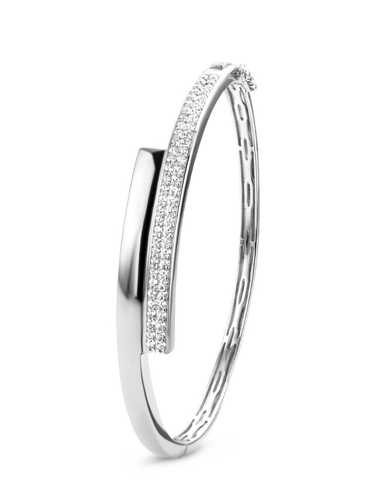 Gerhodineerd 925 zilveren bangle uitgevoerd met een schitterend zirkonia vlak. De bangle heeft een diameter van 61mm en een breedte van 9.5mm.