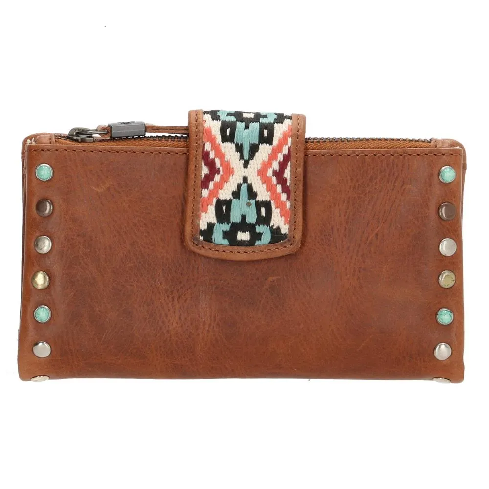 Deze portemonnee uit de New Navajo collectie van Micmacbags is een echte eyecatcher! De vrolijke overslag met drukknoopsluiting en de gekleurde details maken deze portemonnee anders dan alle andere portemonnees! Als je de portemonnee openklapt heb je gelijk zicht op het hoofdvak waarin je verschillende credticards, briefgeld, muntgeld en zelfs je ID kwijt kunt! Ben jij al fan van deze toffe portemonnee? 

Micmacbags laat zich inspireren door verschillende landen en culturen. De producten van Micmacbags worden gemaakt van echt runderleer, waardoor ze een natuurlijke uitstraling hebben. 

De eigenschappen van deze portemonnee zijn: 

Hoofdvak met magneetsluiting 
ID-venster
RFID-bescherming 
Creditcardvakken 
Muntgeldvak 
Briefgeldvak  