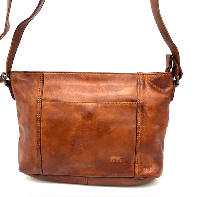 Deze trendy crossbodytas van BearDesign heeft een klassiek ontwerp en biedt voldoende ruimte voor al je essentials. De tas is gemaakt van hoogwaardig zwart leer en heeft een verstelbare schouderband voor optimaal draagcomfort. Draag hem over je schouder of als crossbodytas voor een stijlvolle look. Perfect voor dagelijks gebruik of een avondje uit!

De beste manier om deze tas te dragen is over je schouder of als crossbodytas om je handen vrij te houden. Met de verstelbare schouderband kun je de tas aanpassen aan jouw lengte voor optimaal draagcomfort. Maak je outfit compleet met deze klassieke en trendy tas van BearDesign!


Buitenkant:
Voorvak
Achter ritsvak
Binnenkant:
Ritsvak
Steekvak

Afmetingen:
Hoogte 18cm x breed 24cm x diep 5.5cm