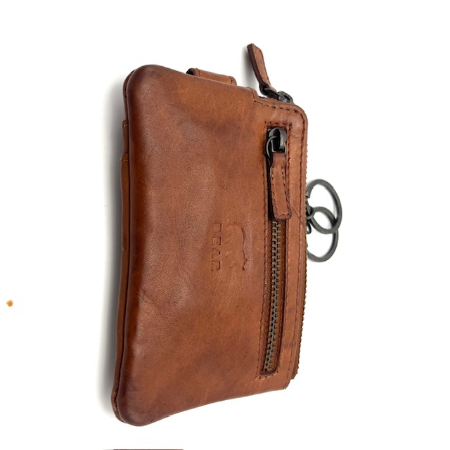Bear Design Portemonnee / Sleutelmapje – Cognac
Compact, stijlvol en multifunctioneel – jouw essentials altijd binnen handbereik.

Dit handige Bear Design portemonnee/sleutelmapje in cognac is de perfecte accessoire voor wie houdt van overzicht en gemak. Dankzij het compacte formaat past het moeiteloos in elke tas of jaszak, terwijl je toch alles georganiseerd bij je draagt.

Praktische indeling:

Ruimte voor pasjes
Vakje voor muntgeld
Voldoende plaats voor briefgeld
Sleutelmapje om je sleutels veilig op te bergen
Draag dit veelzijdige accessoire los in je tas of bevestig het aan je sleutelbos voor directe toegang tot je belangrijkste items. Ideaal voor onderweg, tijdens een wandeling of als je licht bepakt op pad wilt.

Afmetingen:
Hoogte: 8 cm
Breedte: 12 cm
Diepte: 0,5 cm

Waarom kiezen voor Bear Design?
✔ Gemaakt van hoogwaardig leer
✔ Compact & lichtgewicht
✔ Slimme combinatie van portemonnee en sleutelmapje
✔ Tijdloos design in een warme cognackleur

Voeg dit praktische item vandaag nog toe aan je collectie!







Aanmelden

Gratis registreren
