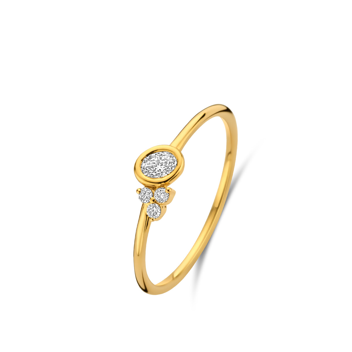Deze prachtige ring van 18kt geel goud heeft een ovale diamant van 0.12ct met 3 kleine briljantjes van elks 0.04ct. De diamanten schitteren prachtig en voegen een vleugje glamour toe aan elke outfit. Draag deze ring op zichzelf als een statement stuk of combineer het met andere gouden sieraden voor een gelaagde look. Hoe dan ook, deze ring zal zeker de aandacht trekken en je laten stralen.