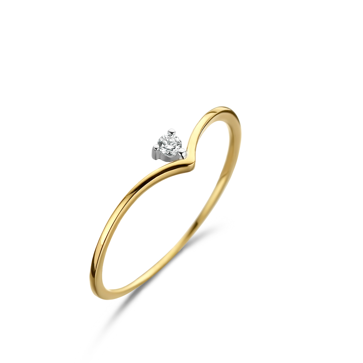 Deze prachtige ring is gemaakt van 18kt geel goud en heeft een schitterende briljant geslepen diamant van 0.030ct. De ring heeft een tijdloos en elegant design met een subtiele sprankeling. Draag deze ring alleen voor een verfijnde uitstraling of combineer met andere ringen voor een trendy look. Een perfecte toevoeging aan elke sieradencollectie!